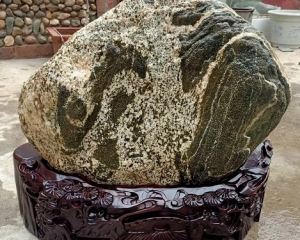 泰山石可以放在办公桌背后做靠山石吗？
